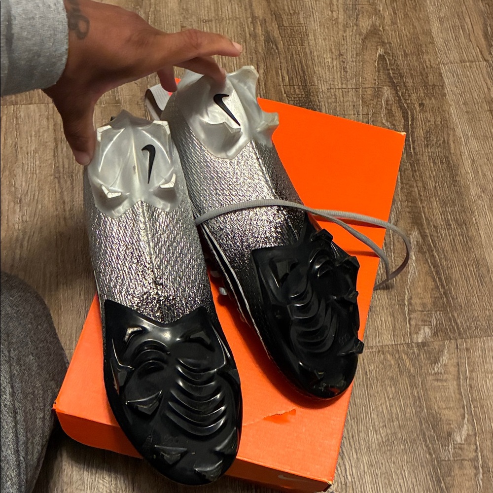 BRAND NEW NEVER WORN Nike football cleats Black and Gray Athletic Sneakers - Picture 4 of 7